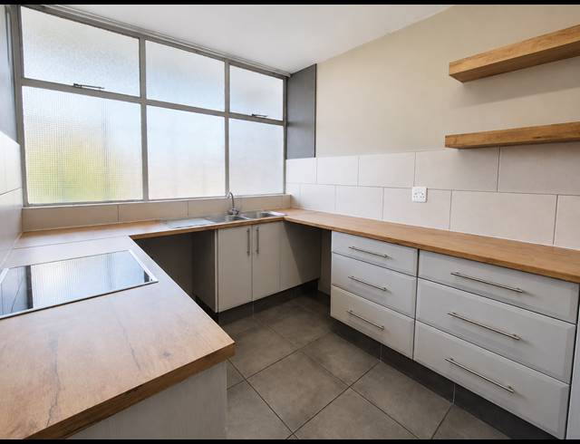 2 BEDROOM FLAT FOR SALE IN THREE RIVERS PROPER